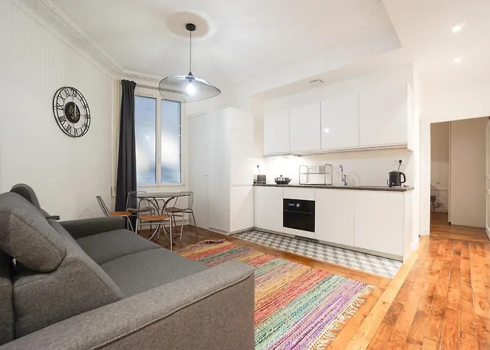 Large Flat At 2 Steps From The Eiffel Tower Paryż