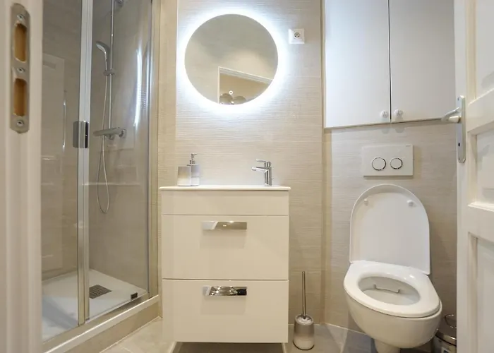 Апартаменты Large Flat At 2 Steps From The Eiffel Tower Париж